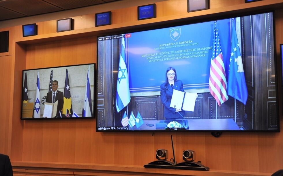 Israels utenriksminister Gabi Ashkenazi og Kosovos utenriksminister Meliza Haradinaj signerte de historiske diplomatiske papirene i en videokonferanse på Zoom.
 Foto: MFA
