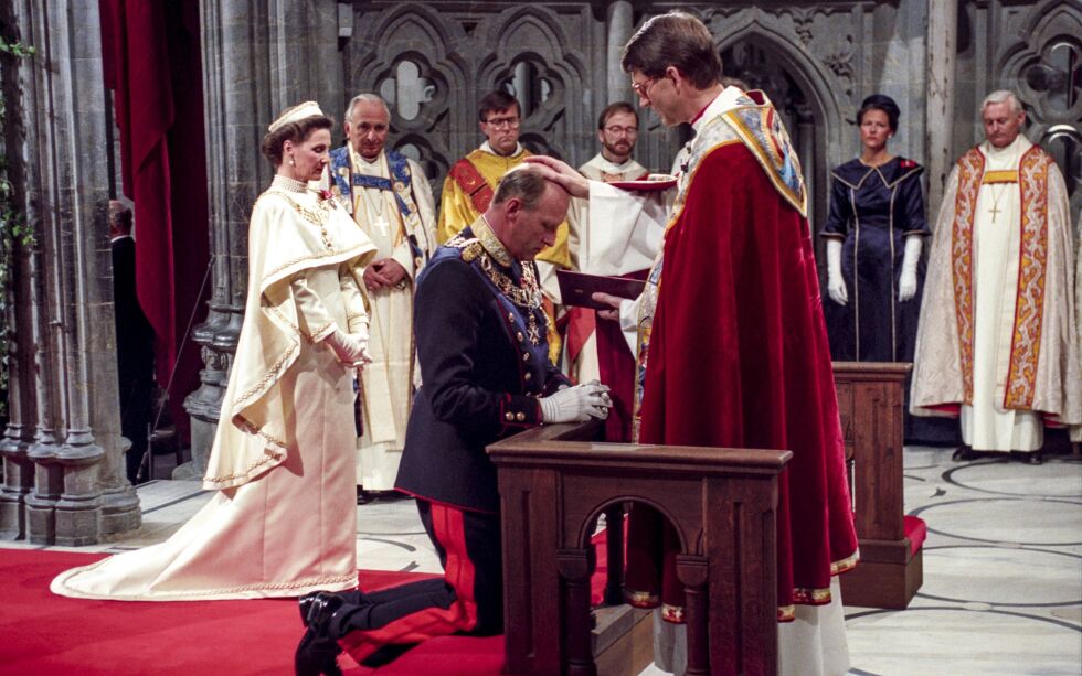 Sammen med dronning Sonja ble kong Harald signet i Nidarosdomen av biskop Finn Wagle i juni 1991.
 Foto: Bjørn Sigurdsøn / NTB