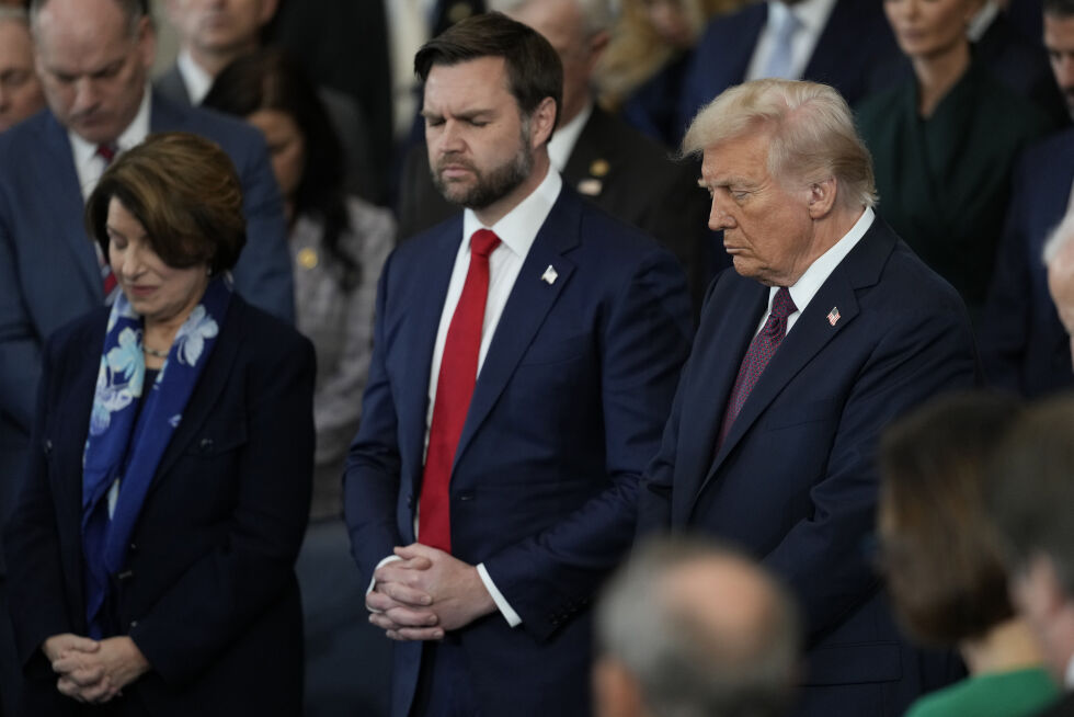 President Donald Trump, visepresident JD Vance og senator Amy Klobuchar i bønn under presidentinnsettelsen 20. januar.
 Foto: NTB / AP / Julia Demaree Nikhinson