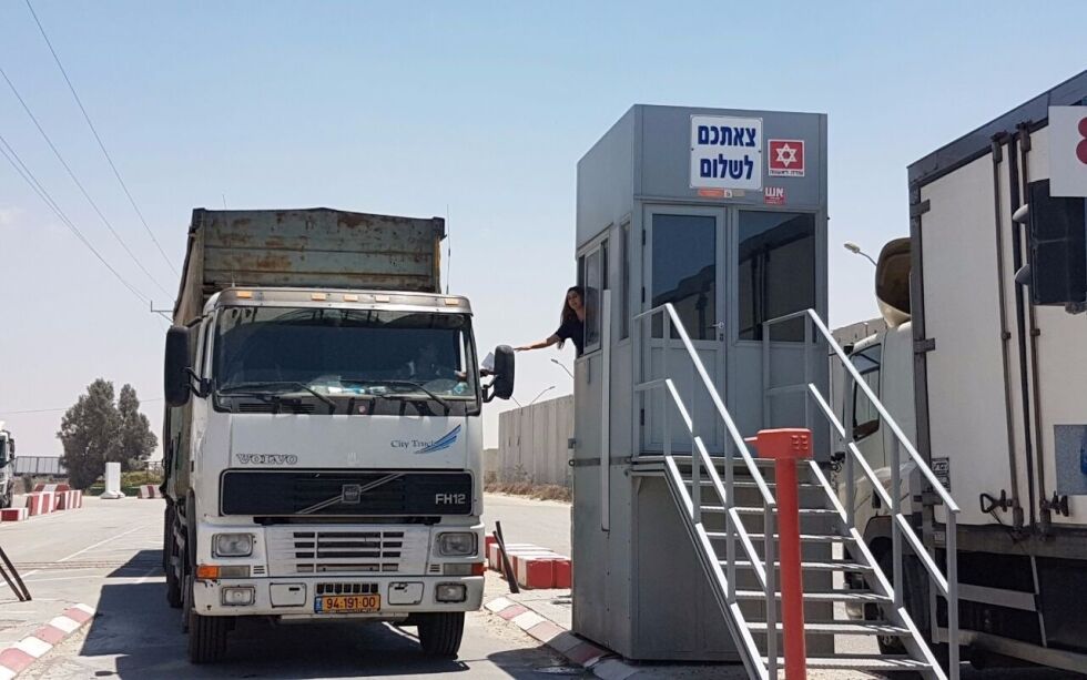En lastebil med humanitær hjelp forsøker å komme seg gjennom Kerem Shalom-overgangen fra Israel til Gaza.