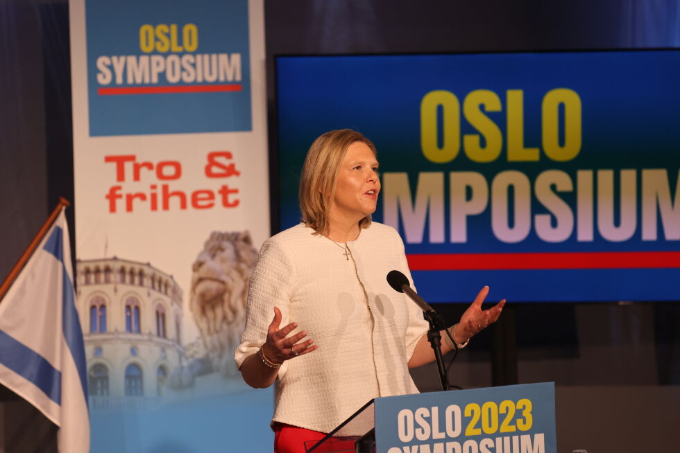VALGÅR: — Vi går mot et viktig valg i september, sa Sylvi Listhaug i sin tale på Oslo Symposium 2023. — Det er en skam at billig strøm ikke fortsatt skal være et gode i Norge, sa FrP-lederen.
 Foto: Eli Bondlid