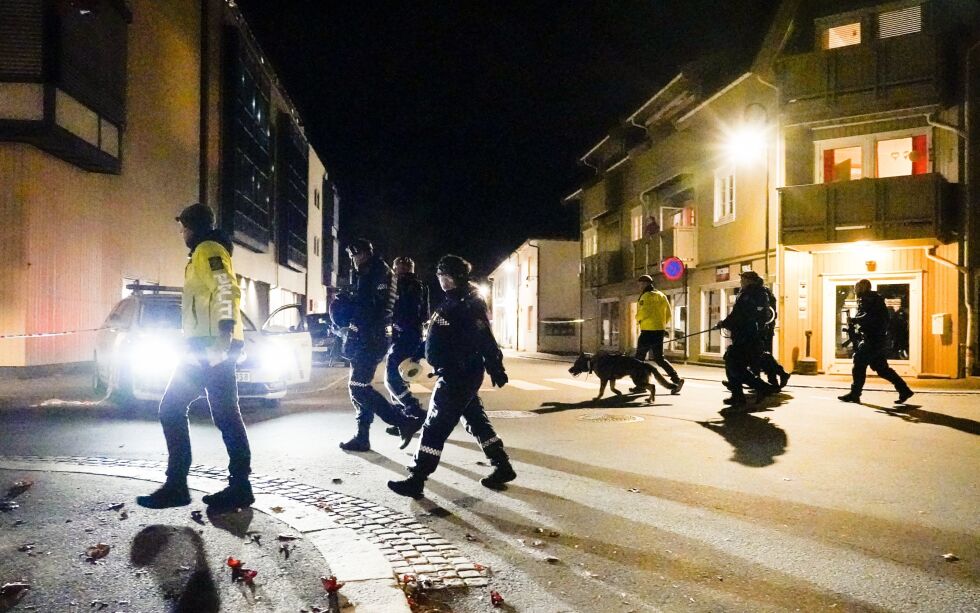 Politiet gjør undersøkelser i Kongsberg sentrum etter en alvorlig hendelse onsdag kveld.
 Foto: Håkon Mosvold Larsen / NTB
