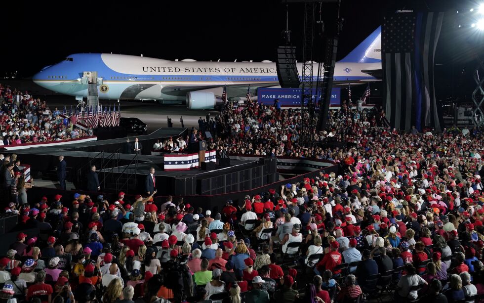 Flere tusener møtte fram for å høre og se president Donald Trump i Sanford i Florida mandag kveld.
 Foto: Evan Vucci / NTB