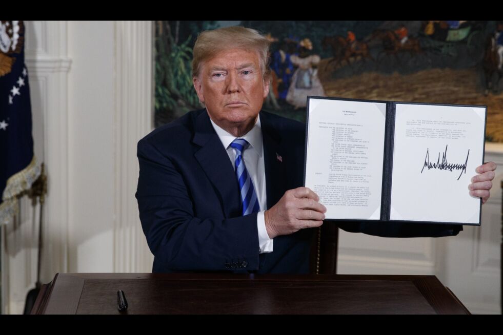 USAs president Donald Trump holder opp dokumentet med presidentordren om å trekke USA ut av atomavtalen med Iran, etter kunngjøringen tirsdag 8. mai.
 Foto: AP / NTB Scanpix