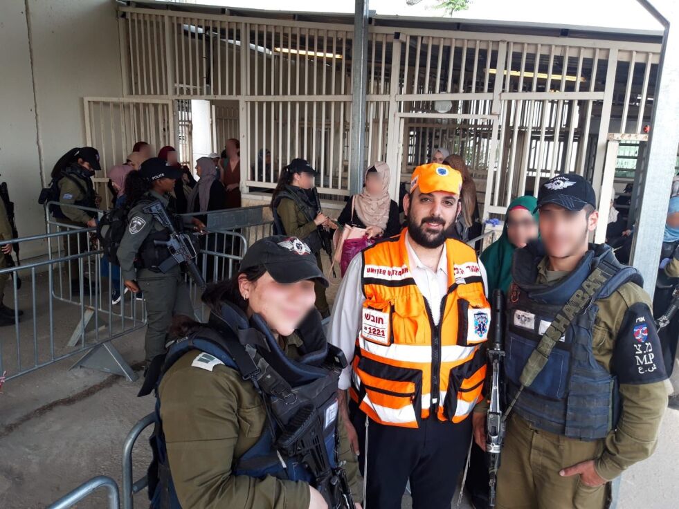 Frivillige fra United Hatzalah gir medisinsk hjelp ved grenseoverganger.
 Foto: Courtesy