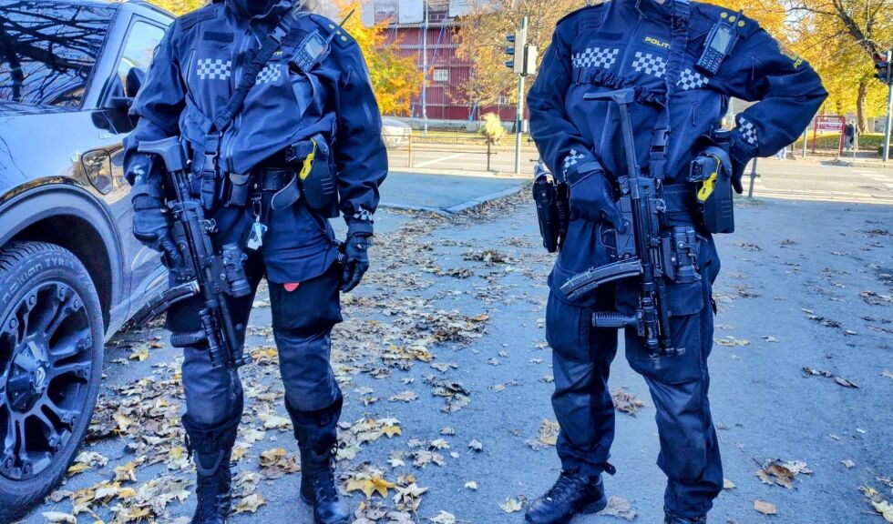 Sikkerhetstiltak utenfor synagogen i Trondheim, fredag 27. oktober 2023.
 Foto: Martin Gellein.