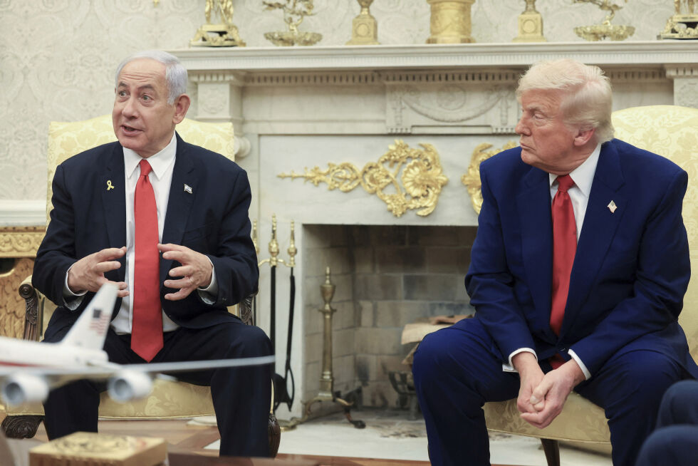 President Donald Trump, til høyre, lytter mens Israels statsminister Benjamin Netanyahu taler under et møte i det ovale kontoret i Det hvite hus i Washington, mandag 7. april 2025.
 Foto: Pool via AP/NTB