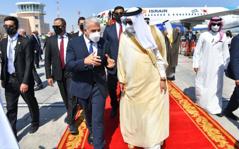 Israels utenriksminister Yair Lapid er første toppdiplomat som besøker kongedømmet Bahrain. Møtet ble en mulighet etter den historiske fredsavtalen mellom landene som ble forhandlet frem av tidligere president i USA, Donald Trump.
 Foto: Shlomi Amshalem/TPS