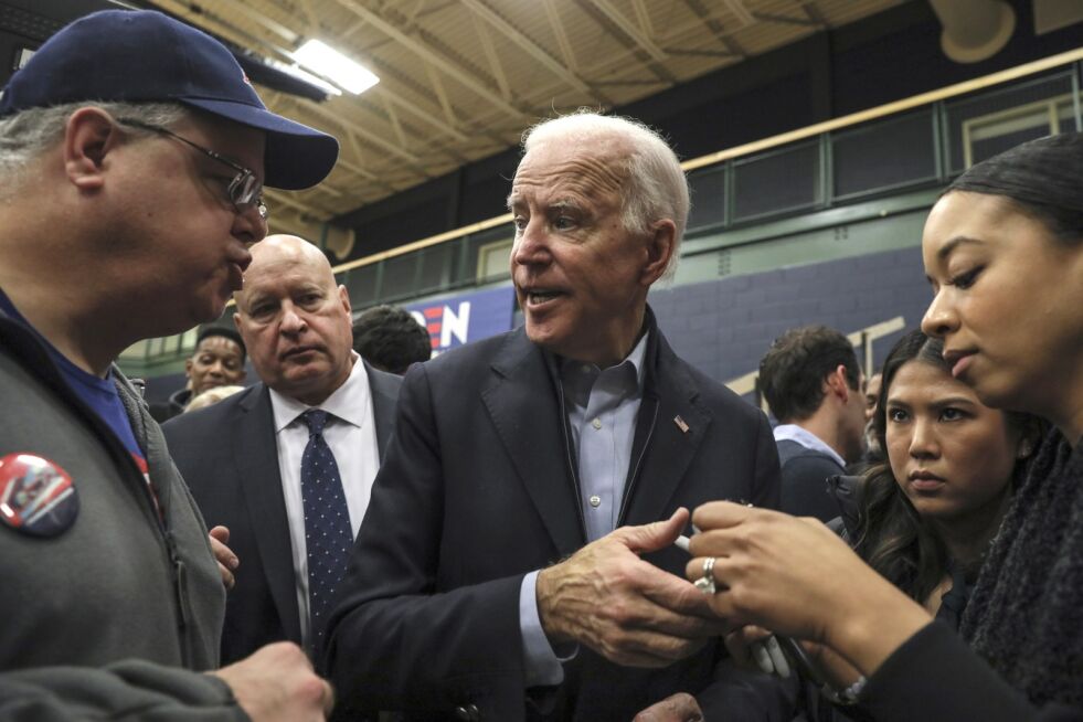 Joe Biden hilser på velgere etter et møte hvor han benyttet anledningen til å kritisere Bernie Sanders for å ville fjerne all økonomisk hjelp til det israelske militæret.
 Foto: Cheryl Senter