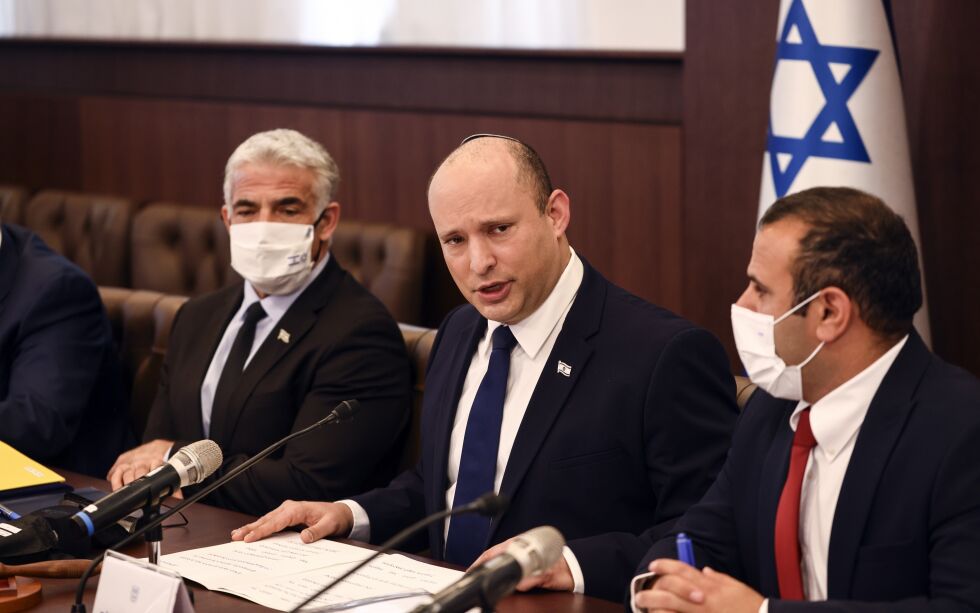 israels statsminister Naftali Bennett (midten) snakker til kabinettet på sitt ukentlige møte. Utenriksminister Yair Lapid sitter til venstre.
 Foto: Ronen Zvulun/NTB