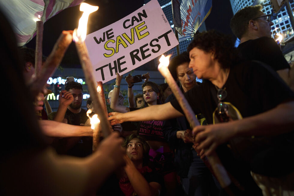 Demonstranter i Israel krever slutt på krigen i Gaza slik at gislene kan reddes.
 Foto: Oded Balilty / AP / NTB