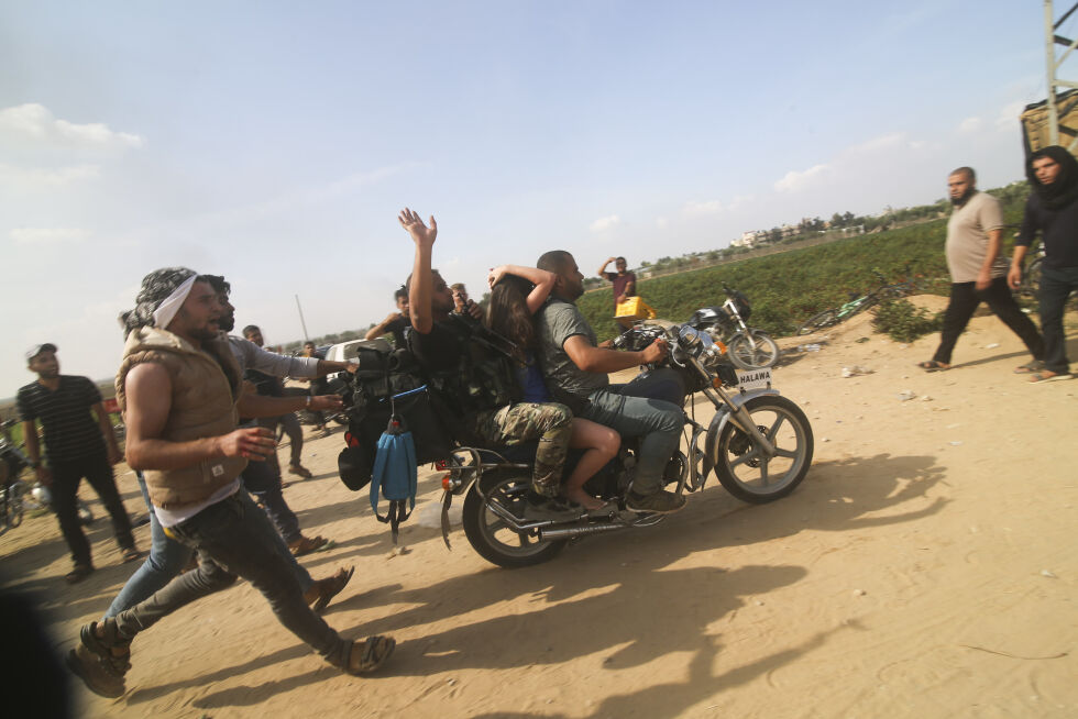 Palestinske terrorister transporterer en kidnappet israelsk kvinne fra Kfar Azza-kibbutz til Gazastripen lørdag 7. oktober 2023.
 Foto: AP/NTB