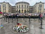 Bilder av ofrene for 7. oktober-massakren utenfor Stortinget