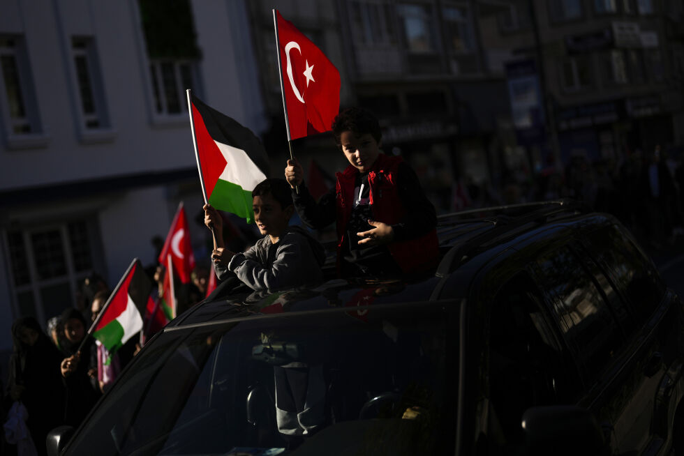 Illustrasjonsfoto. Ungdommer vifter med palestinske og tyrkiske flagg under en pro-palestinsk demonstrasjon i Istanbul 12. november 2023.
 Foto: AP Photo/Francisco Seco, arkiv/NTB.