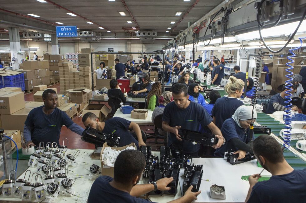 SODASTREAM:  Arbeidere i sving med å produsere boblevann-maskiner på Sodastream-fabrikken i den israelske Negev-ørkenen.
 Foto: AP / NTB Scanpix