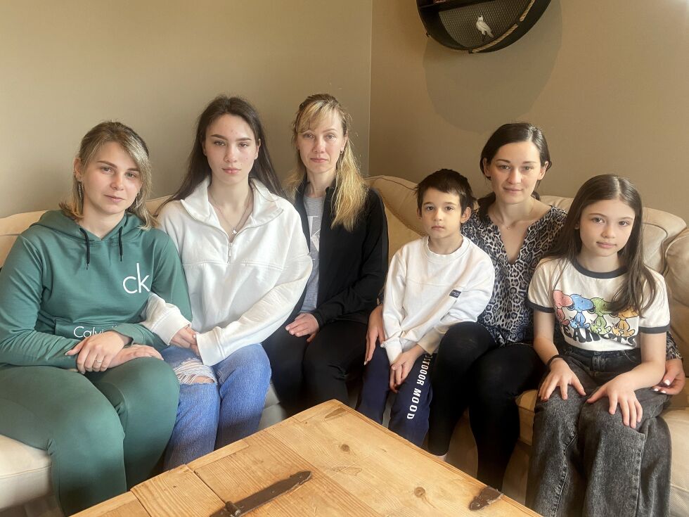 NYANKOMNE: Norge IDAG fikk møte noen av de nyankomne flyktningene fra Ukraina hjemme hos John Henry og Lisbeth Nøsen.
 Foto: Dag Buhagen