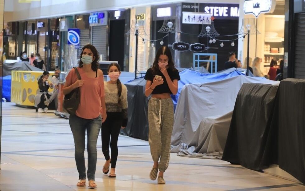 Flere butikker i Ayalon Mall i Ramat-Gan åpner igjen etter nedstengningen som følge av koronaviruset.
 Foto: Eitan Elhadez-Barak / TPS
