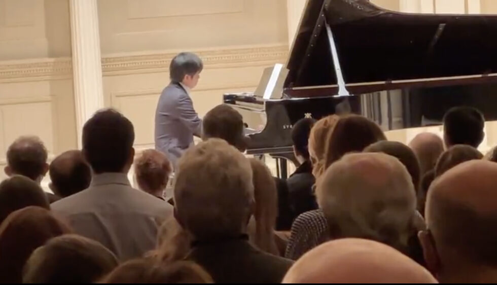 Kevin Chen åpnet sin konsert i Carnegie Hall med å spille Israels nasjonalsang.
 Foto: Skjermbilde/X