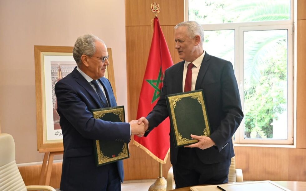 Israels forsvarsminister Benny Gantz (til høyre) og Marokkos ministerdelegat til regjeringssjefen med ansvar for nasjonalt forsvar, Abdellatif Loudiyi.
 Foto: Ariel Hermoni/TPS