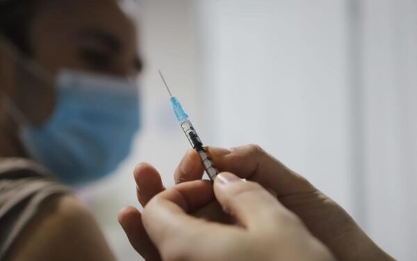 Israel starter vaksinasjon av palestinere