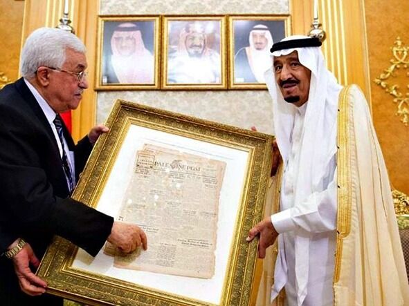Palestine post: Mahmoud Abbas overrekker den saudiske kong Salmon en kopi av den sionistiske avisa Palestine Post.
 Foto: Skjermdump fra Twitter