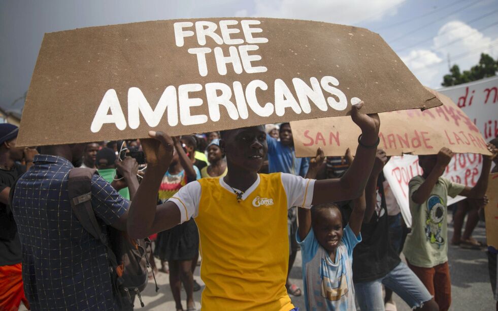 Noen dager etter at de 17 personene, misjonærfamilier fra USA og Canada, ble bortført i Haiti, var det demonstrasjoner i Titanyen, nord for Port-au-Prince, der det høylydt ble krevd at den kriminelle gjengen skulle løslate de 17 menneskene. Nå er to av dem løslatt.
 Foto: Joseph Odelyn / NTB / AP