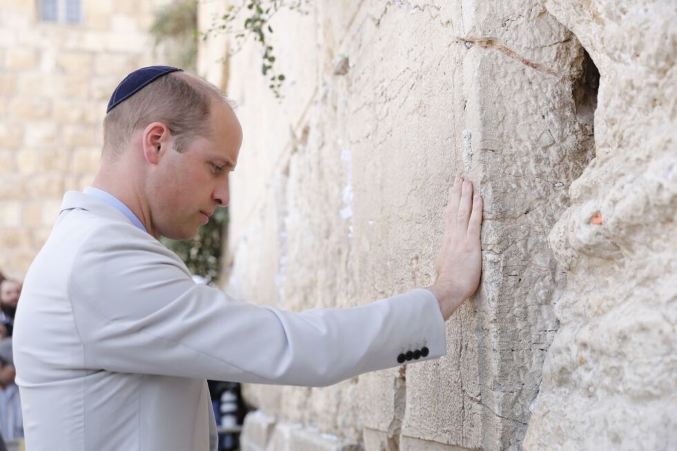Prins William besøkte torsdag Vestmuren i Jerusalem. Vestmuren, også kalt Klagemuren, er et av de aller helligste stedene for jøder.
 Foto: NTB AP