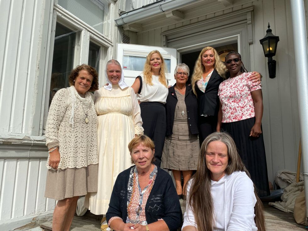 MØTTE BISKOPEN: Gruppen Kongsdøtrene møtte biskop Solveig Fiske (i midten bak). Til stede var også forkynner Annie Schaug og Veronica Sandaker (ved siden av biskopen).
 Foto: Privat