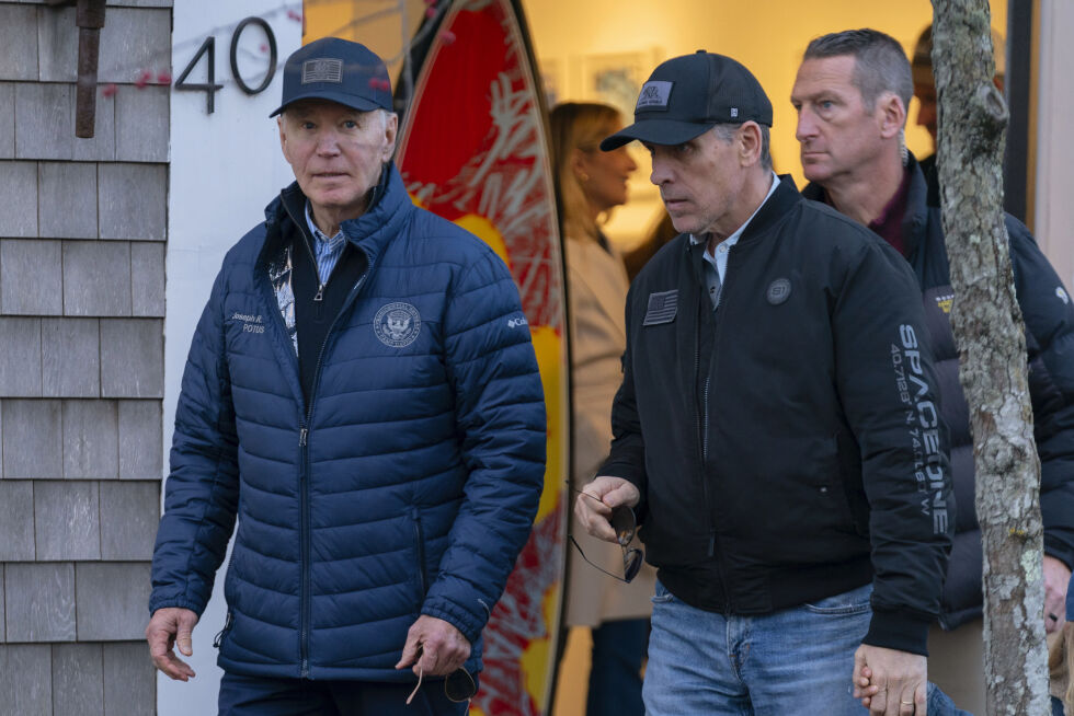 President Joe Biden og sønnen Hunter Biden i sentrum av Nantucket Massachusetts.
 Foto: NTB/AP/Jose Luis Magana