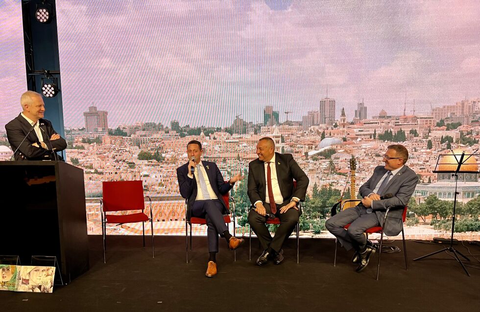 Albert Veksler, president for «Jerusalem Prayer Breakfast», ledet et utmerket politisk panel med MK Ohad Tal (Religiøs Sionisme) og MK Simon Davidson (Yesh Atid) så vel som tidligere MK Robert Ilatov (Yisrael Beiteinu).
 Foto: Oslokirken