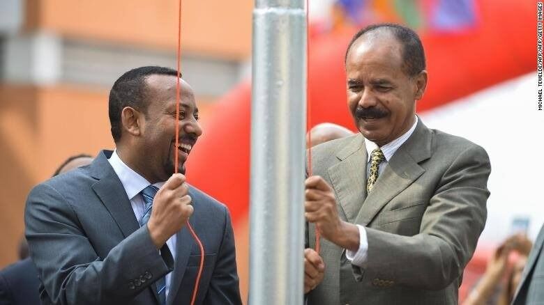 Den eritreiske presidenten og den etiopiske statsministeren heiser Eritreas flagg i ambassaden
 Foto: Facebook