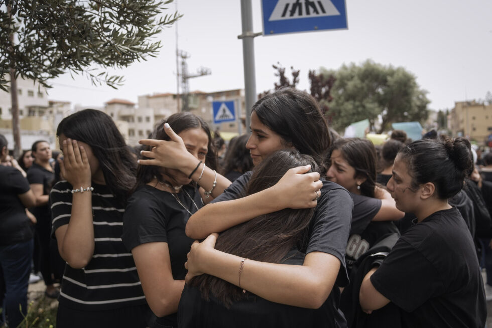 Sorg i det arabiske samfunnet i Nasaret 8. juni 2023, etter at fem arabiske israelere ble myrdet i et oppgjør mellom kriminelle arabiske grupper.
 Foto: AP Photo/Mahmoud Illean/NTB.