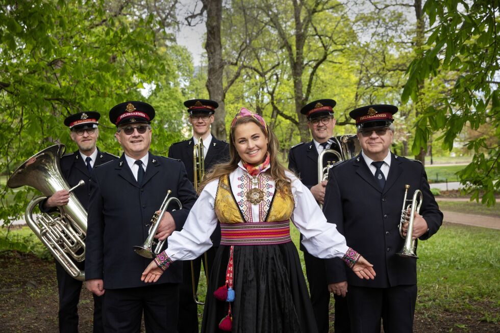 Helene Bøksle synger «Fagert er landet» i Slottsparken sammen med Frelsesarmeens musikere.
 Foto: Frelsesarmeen / Mette Randem