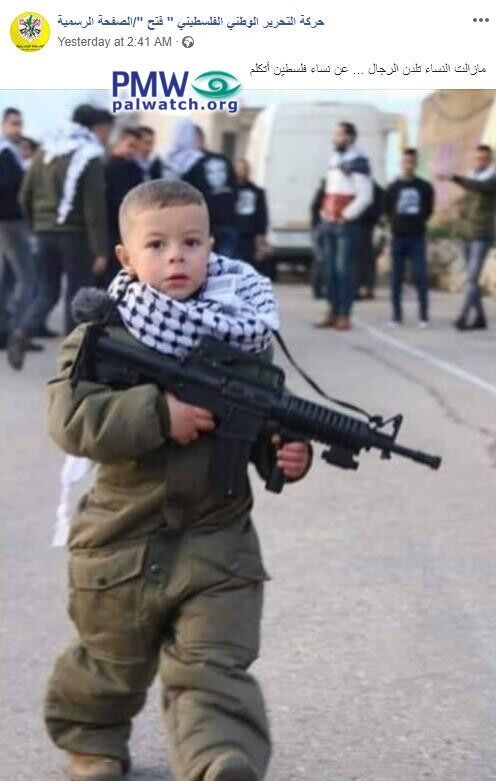 FATAH: Et eksempel på hvordan terror glorifiseres på Fatahs Facebook-side. En liten gutt poserer med maskingevær.
 Foto: Skjermdump via PMW