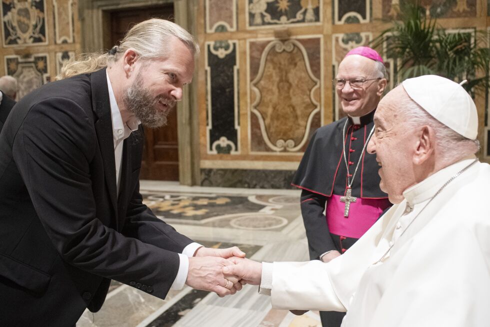 Nasjonalbibliotekar Aslak Sira Myhre og arkivar og bibliotekar for Den hellige romerske kirke H.E. Angelo Vincenzo Zani i audiens hos Pave Frans, november 2024.
 Foto: Vatican Media / NTB