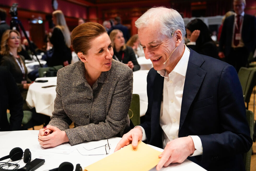 Danmarks statsminister Mette Frederiksen og statsminister Jonas Gahr Støre var tirsdag til stede på kongress for Arbeiderbevegelsens nordiske samarbeidskomité (Samak) i Oslo.
 Foto: Cornelius Poppe / NTB