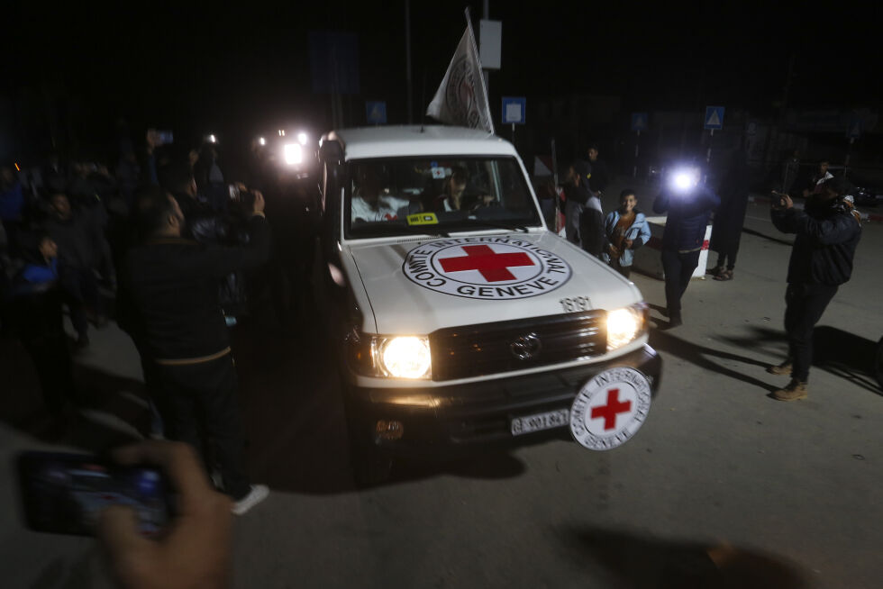 Røde Kors frakter israelske gisler ut av Gaza onsdag.
 Foto: Hatem Ali / AP / NTB