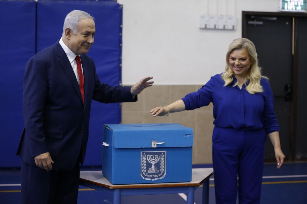 Israels statsminister Benjamin Netanyahu stemmer sammen med sin kone Sara. Foto: Ariel Schalit / AP / NTB scanpix
