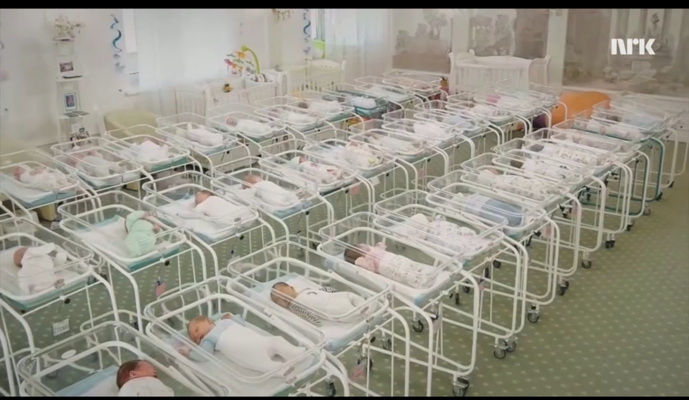 Ukraina: Da landegrensene stengte på grunn av koronapandemien ble mange av de kjøpte og betalte barna liggende igjen på sykehuset i Ukraina.
 Foto: Skjermdump NRK.