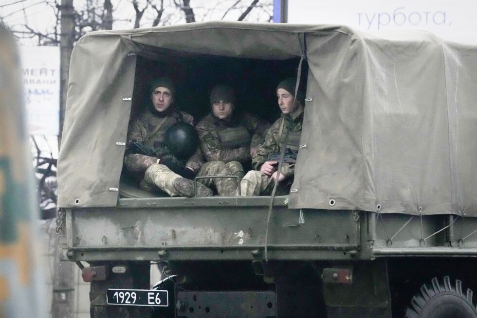 Russiske soldater i byen Mariupol i Ukraina torsdag 24. februar.
 Foto: Sergei Grits / AP / NTB