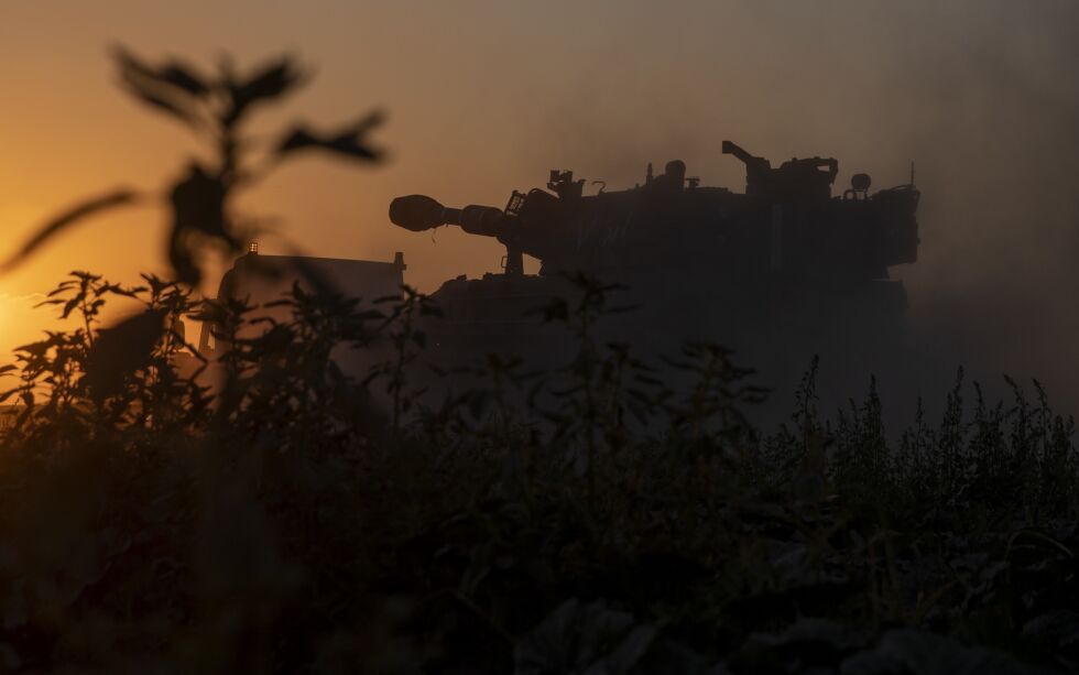 En israelsk tank posisjonerer seg ved grensen til Gazastripen torsdag 13. mai.
 Foto: Ariel Schalit / NTB / AP
