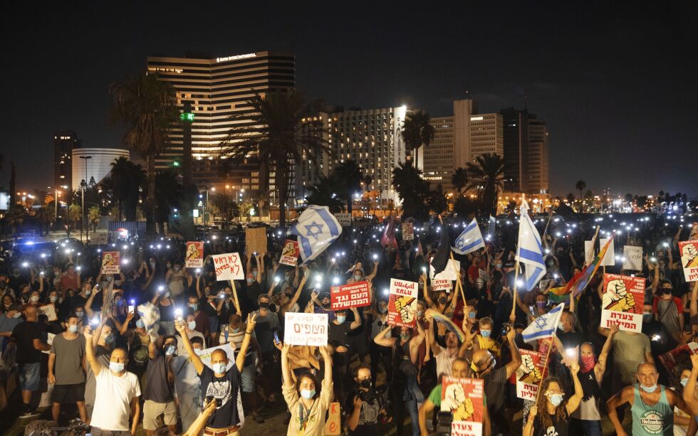 Folk protesterer mot den israelske statsministeren Benjamin Netanyahu og hans regjerings svar på det økonomiske nedturen som følge  av korona-pandemien.
 Foto: Oded Balilty / NTB Scanpix