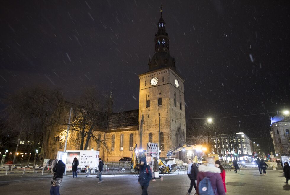 Her er Oslo domkirke avbildet en novemberkveld i fjor. Foto: Terje Pedersen / NTB scanpix