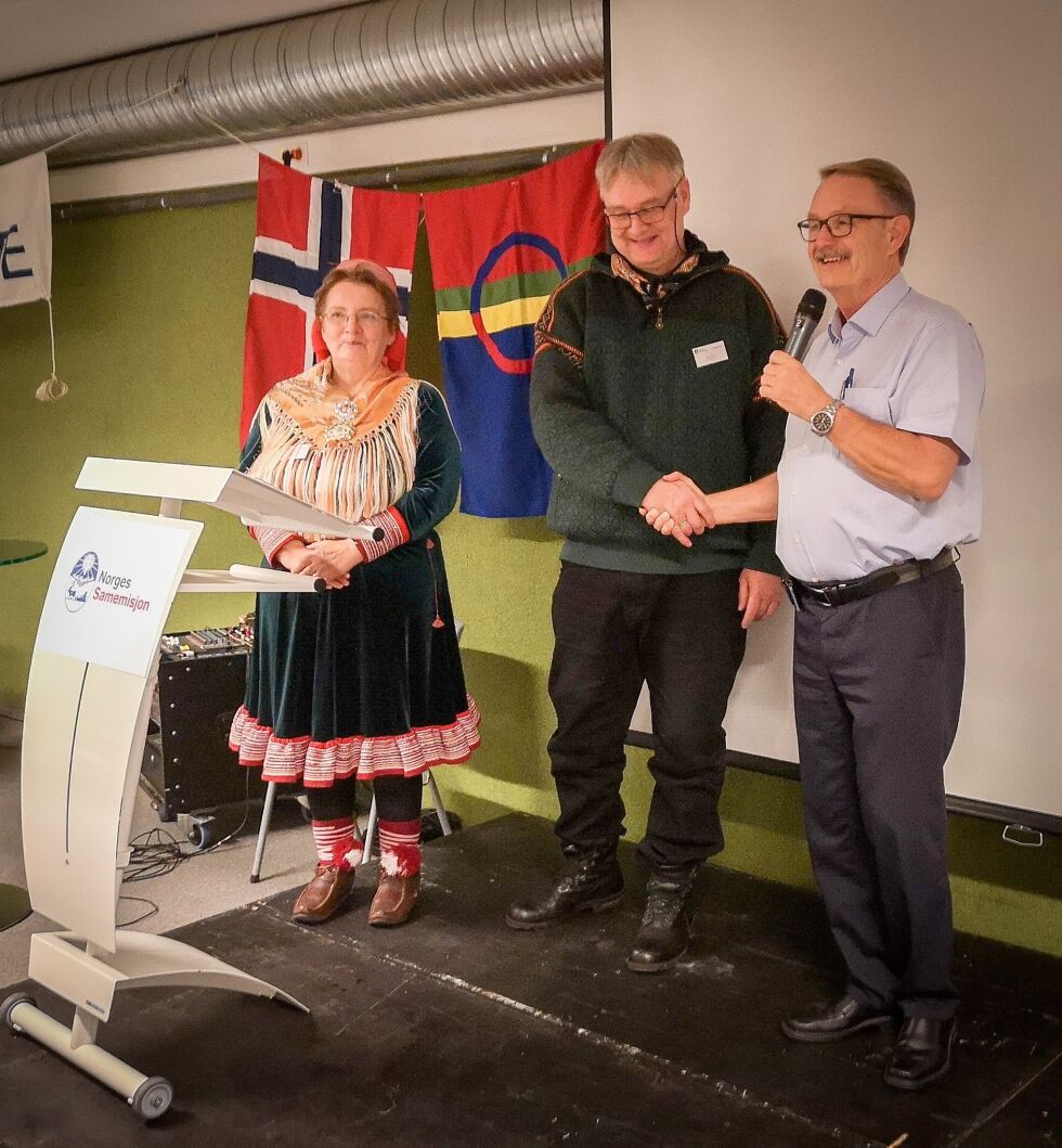 NYANSETTELSE: Ekteparet Inger Anna Gaup Gustad (f.v) og Bjarne Gustad (til høyre) ble begge ansatt 1. februar. Her sammen med landsstyreformann Jon Teigen.
 Foto: Dagfinn Hauge