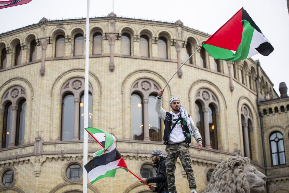 En mann vifter med det palestinske flagget under en markering foran Stortinget i oktober. Nå ligger det an til å etableres et flertall for et forslag som tilsynelatende reder grunnen for en framtidig anerkjennelse av Palestina som selvstendig stat.
 Foto: Frederik Ringnes / NTB