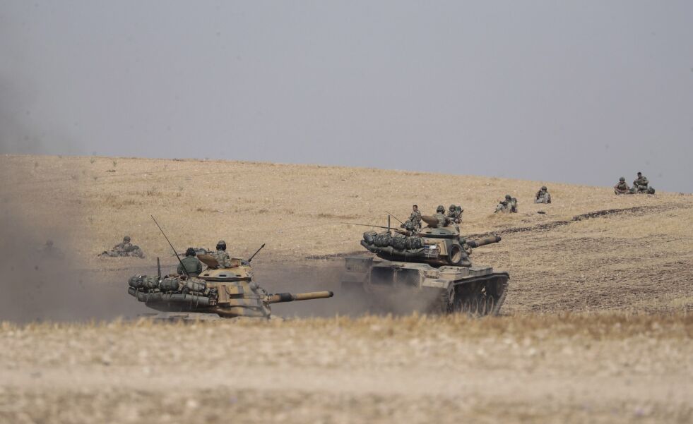 Tyrkiske styrker fortsetter angrepene mot kurdisk milits nordøst i Syria, til tross for økende press fra omverdenen. Foto: AP / NTB scanpix