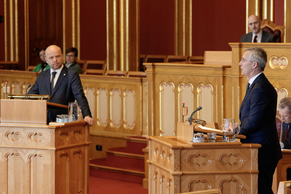 Sp-leder Trygve Slagsvold Vedum (t.v.) går imot finansminister Jens Stoltenberg (Ap).
 Foto: Rodrigo Freitas / NTB