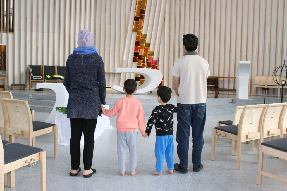 KIRKEASYLANTENE: Den afghanske konvertittfamilien befinner seg i Hønefoss kirke.
 Foto: Eli Bondlid