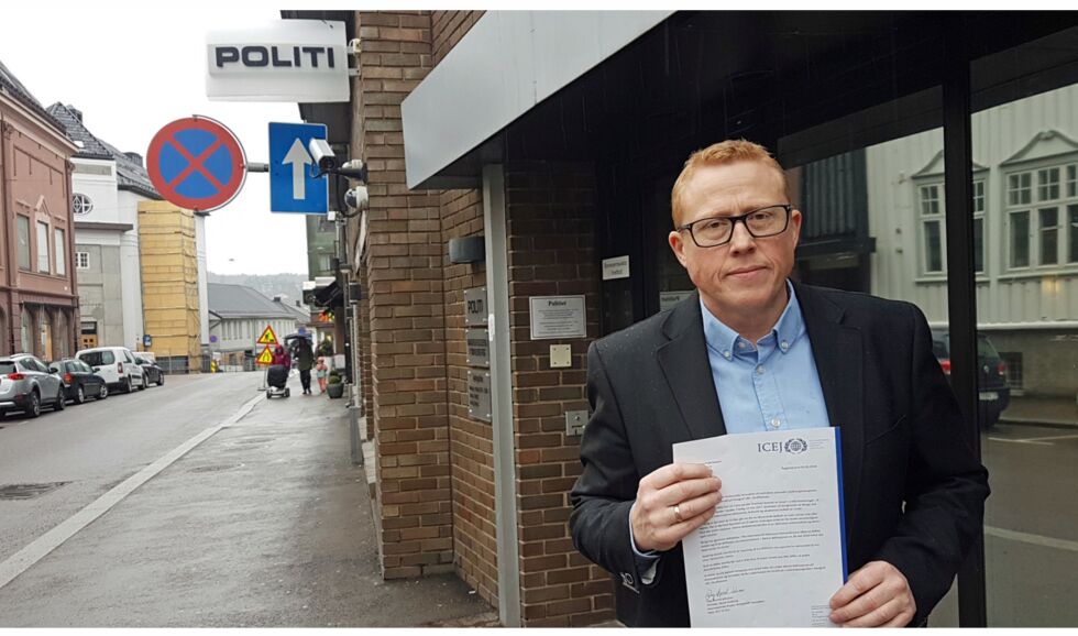 Dag Øyvind Juliussen med anmeldelsen av LO som ble levert til Tønsberg politistasjon.