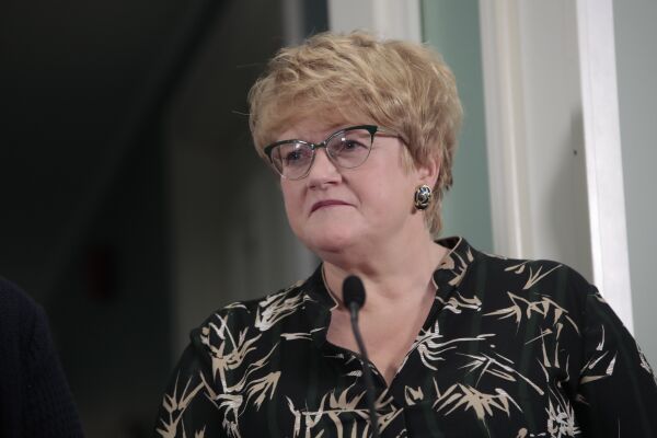 Flere Venstre-politikere melder seg ut i protest etter regjeringssamarbeid